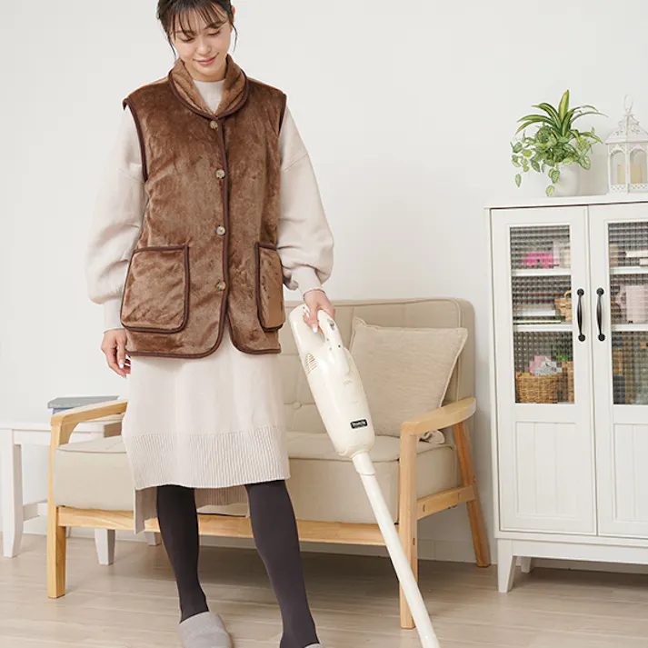 【HOTαあったかくつろぎベスト ブラウン 着丈約72cm】 ちあふる 吸湿発熱 フランネル 軽量 ロング丈 えり付き 大きめポケット 丸洗い 節電 冬用 ルームベスト JAN:4571414694421