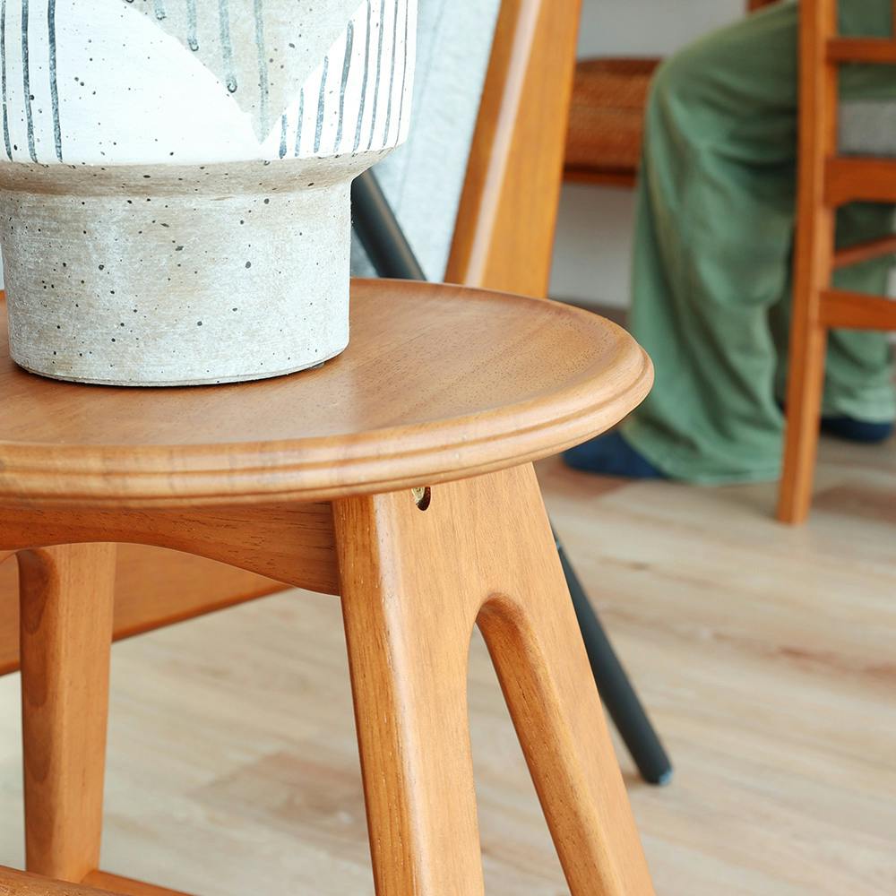 木目が美しい軽量なヴィンテージ風スツール OAKER Stool | 椅子