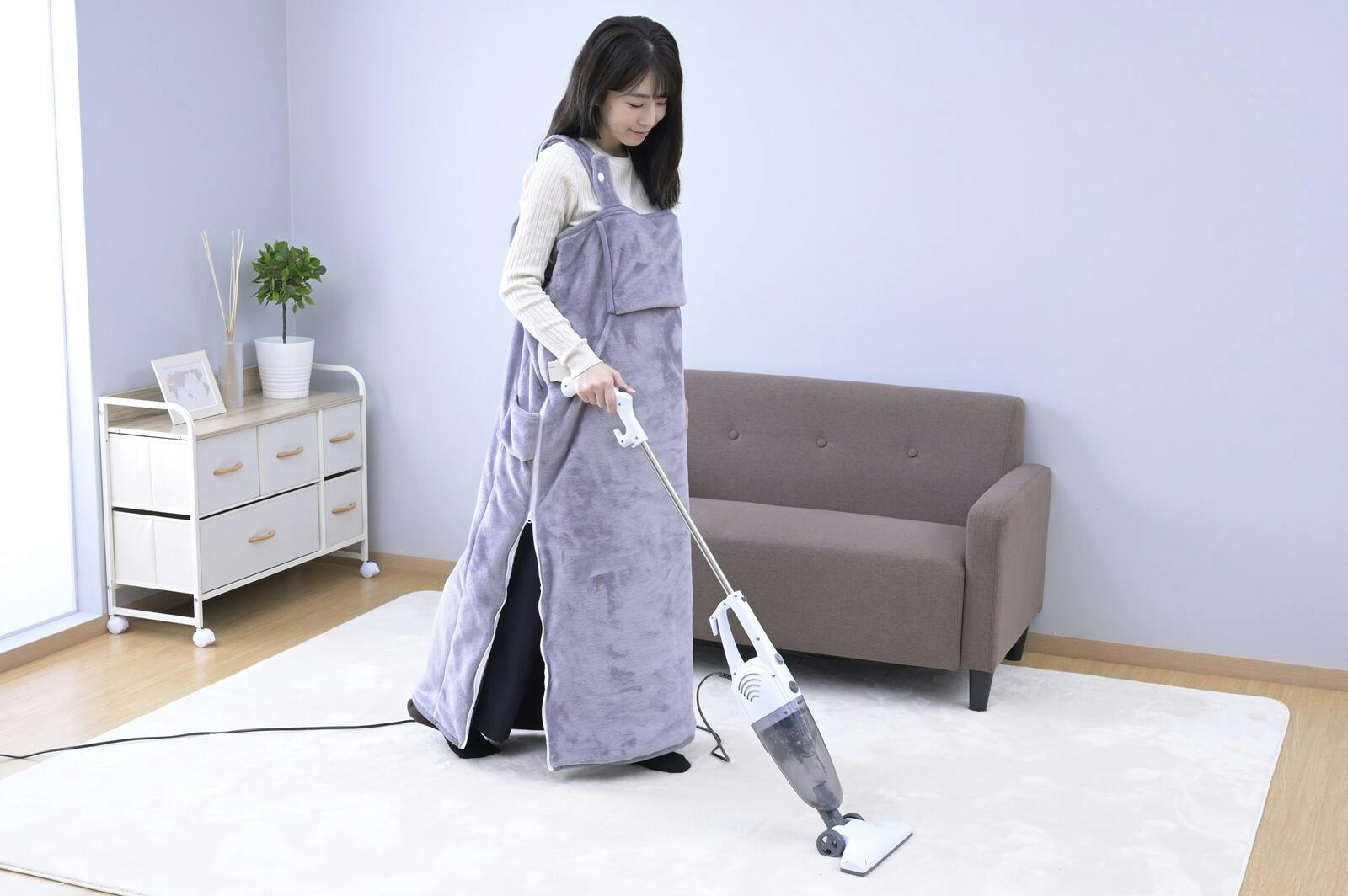 着る電気毛布　1枚3役！着たまま動ける電気毛布　ラベンダー エプロン型 肩紐で丈の調節可能 こたつみたい 2時間オフタイマー 電源自動オフ コントローラー付 ポケット ファスナー開閉 着て 広げて ごろ寝マットとしても 丸洗いOK(ネット使用) 【送料込み】 ＃4550533057928 flife