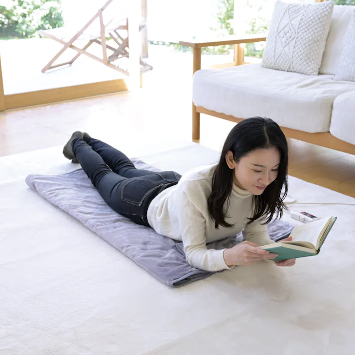 着る電気毛布 1枚3役!着たまま動ける電気毛布 ラベンダー エプロン型 肩紐で丈の調節可能 こたつみたい 2時間オフタイマー 電源自動オフ コントローラー付 ポケット ファスナー開閉 着て 広げて ごろ寝マットとしても 丸洗いOK(ネット使用) 【送料込み】 #4550533057928 flife