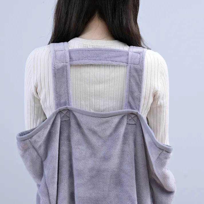 着る電気毛布 1枚3役!着たまま動ける電気毛布 ラベンダー エプロン型 肩紐で丈の調節可能 こたつみたい 2時間オフタイマー 電源自動オフ コントローラー付 ポケット ファスナー開閉 着て 広げて ごろ寝マットとしても 丸洗いOK(ネット使用) 【送料込み】 #4550533057928 flife