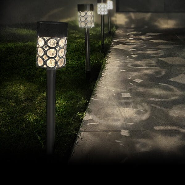 幾何学模様ガーデンソーラーライト4本組　お庭を幻想的に彩るLEDライト 太陽光充電 配線不要 クリスタルカット装飾 自動で点灯 地面に挿すだけ 簡単設置 電気代0円 お客様組立式 【送料込み】 ＃4533478240068 flife