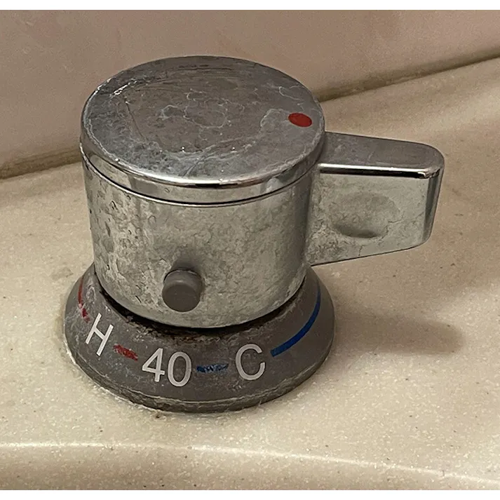 業務用 輝きが戻る水アカ・鏡のウロコ取り【1本】 蛇口 シンク ハウスクリーニング業者が使用している業務用 お風呂場の鏡 【送料込み】 #4560162565985 flife