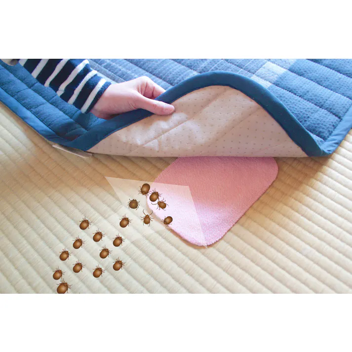 置くだけ簡単ダニシート【10枚組】 ダニを集めて捨てるだけ 誘引剤 強力粘着テープで捕獲 アレルギー 押入れ・タンス・敷布団・カーペット・こたつ・ぬいぐるみ ●殺虫剤不使用 1枚で効果約3ヶ月 適用面積:1畳程度 【送料込み】 #4571104509004 flife