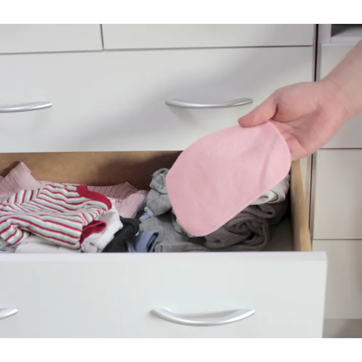 置くだけ簡単ダニシート【20枚組】 ダニを集めて捨てるだけ 誘引剤 強力粘着テープで捕獲 アレルギー 押入れ・タンス・敷布団・カーペット・こたつ・ぬいぐるみ ●殺虫剤不使用 1枚で効果約3ヶ月 適用面積:1畳程度 【送料込み】 #4580636015495 flife