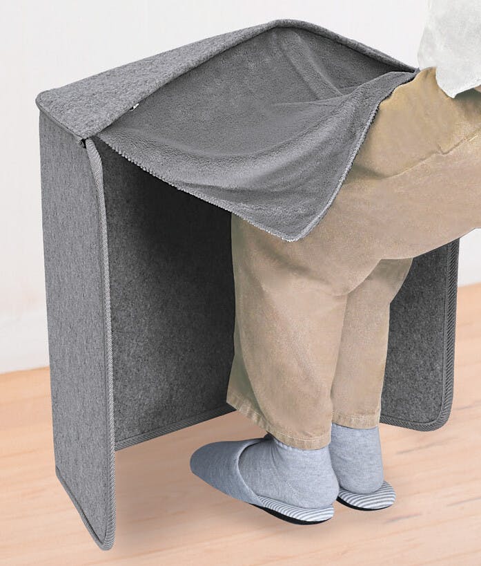 折りたたみ式遠赤外線パネルヒーター 足元ぽかぽか 電源を入れて約1分で心地よい暖かさ パネル一体型のひざ掛け付 遠赤外線 薄型 コンパクト 収納 持ち運びラクラク 温度調節5段階 オフタイマー6段階 自動停止機能 過熱防止 省エネ 1年間保証 【送料込み】 ＃4582448332203 flife