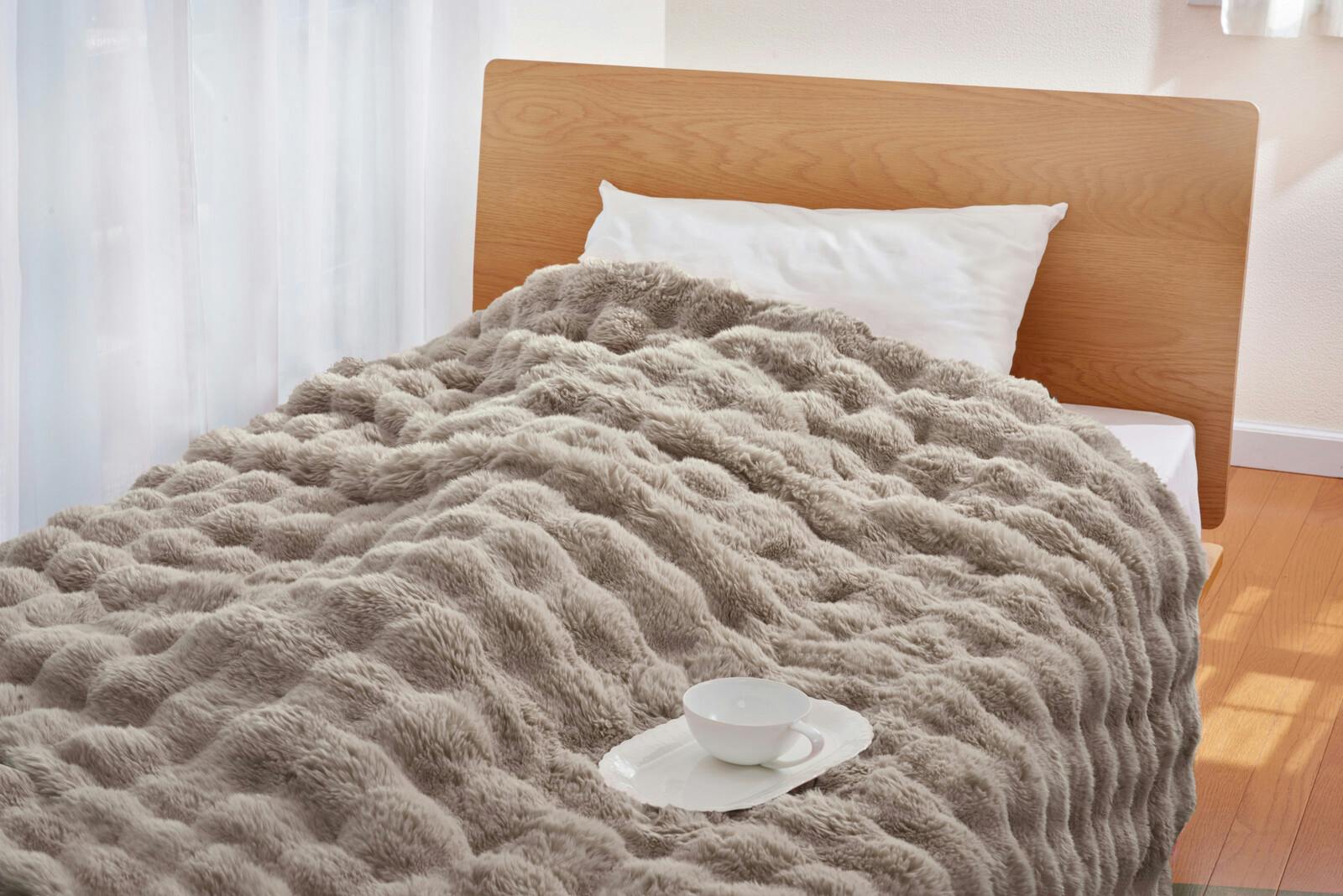 ふわとろぽかぽか毛布 【シングル】カラー：ベージュ　シルクのような滑らか繊維 ボリューム 軽い 表裏違った肌触りを楽しめるリバーシブル仕様 【送料込み】 ＃4582655774667 flife