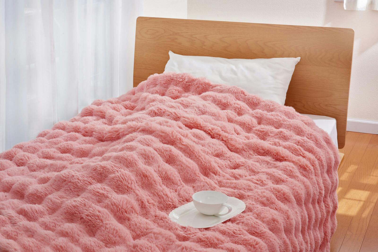 ふわとろぽかぽか毛布 【シングル】カラー：ピンク　シルクのような滑らか繊維 ボリューム 軽い 表裏違った肌触りを楽しめるリバーシブル仕様 【送料込み】 ＃4582655774674 flife