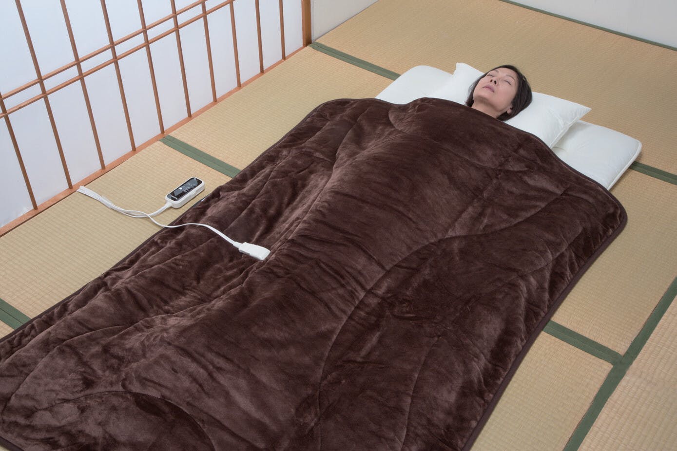 体にフィットする電気掛毛布　快適な睡眠をサポート 睡眠タイマー 頭寒足熱配線 フランネル生地 中綿入り 温度無段階調節 2種類のタイマー付き ※ドラム式洗濯機では洗濯できません  1年間保証書付き 【送料込み】 ＃4550533131178 flife