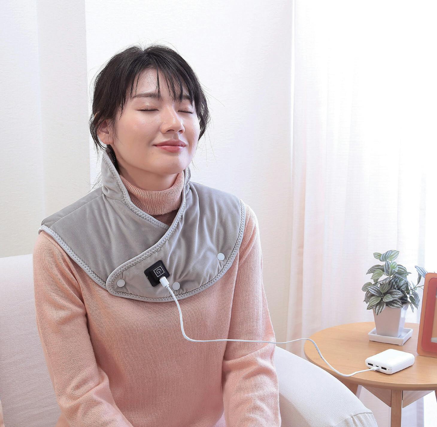 あったか肩パッド　約1分でぽっかぽか　首・肩がほぐれてラク　内蔵ヒーター 3ヵ所 簡単操作 モバイルバッテリー付き 温度調節3段階 1年間保証書付き 【送料込み】 ＃4582732652901 flife