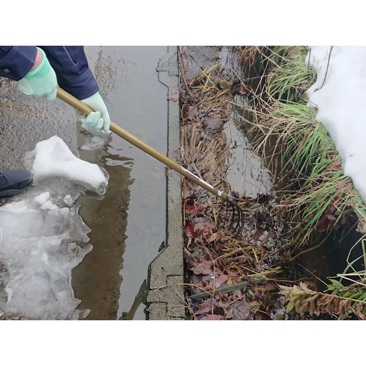 田の草取り ラクに雑草がサクサク取れる 5本の鋭い爪刃で深く突き刺し草を掻き抜く強力草むしり 田植え後や用水路の除草 土寄せ 耕作地のお手入れ 5本爪刃 雑草が抜きやすい 軽量 用水路、水田、排水溝、池や沼地 鍛造全鋼刃 ●安心の日本製 【送料込み】 #4996569008006 flife