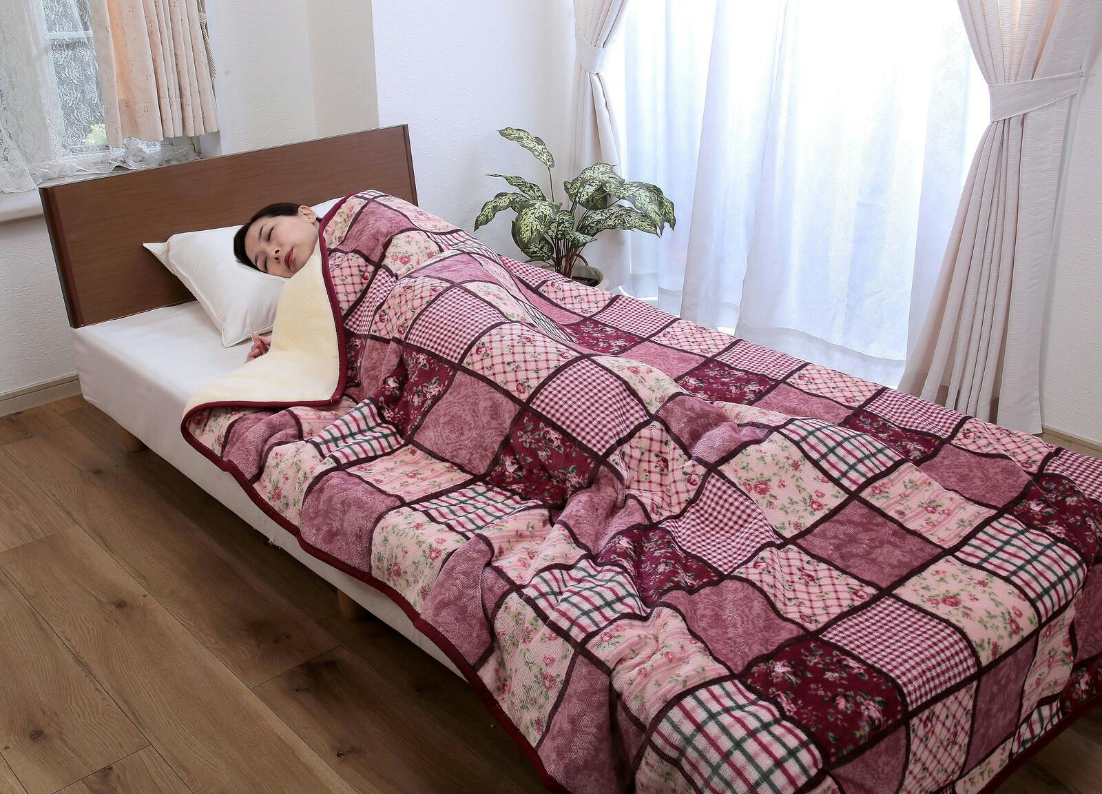 パッチワーク調あったか中わた入り毛布 【1枚】 カラー：ワイン　軽い ボリューム毛布 合わせ毛布 フランネル毛布使用 シープ調毛布 丸洗いOK！ 【送料込み】 ＃4534388396753 flife