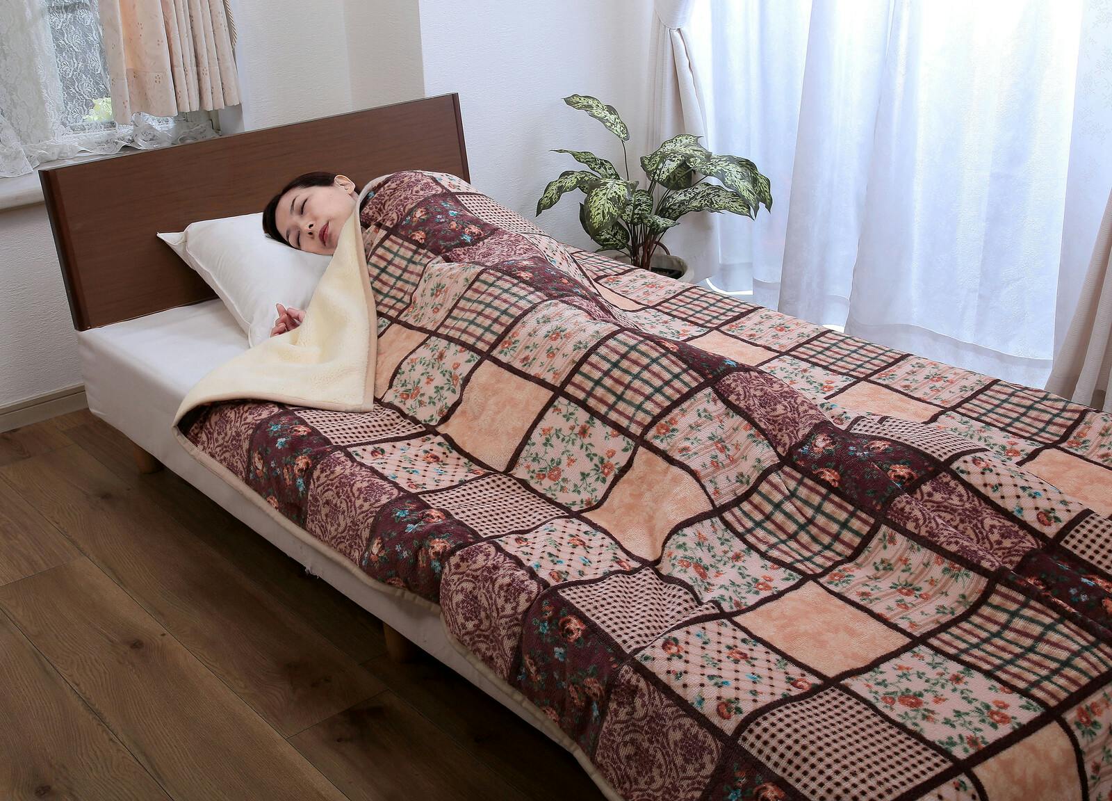 パッチワーク調あったか中わた入り毛布 【2枚組】カラー：ブラウン　軽い ボリューム毛布 合わせ毛布 フランネル毛布使用 シープ調毛布 丸洗いOK！ 【送料込み】 ＃4589978836300 flife