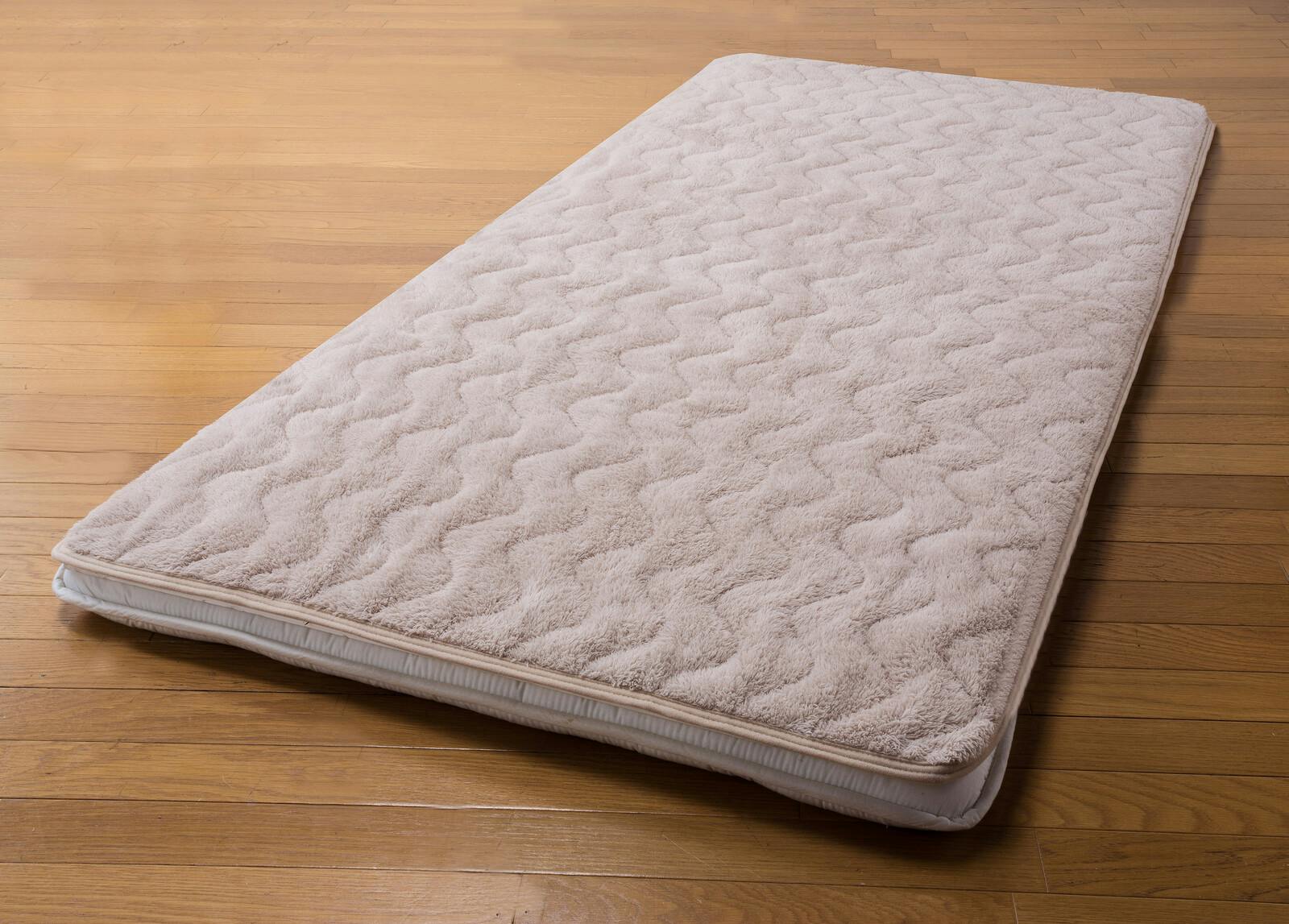 吸湿発熱ムートン調ボリューム敷パッド2色組 グレー系+ベージュ系　フランネル毛布生地 吸湿発熱 四隅ゴムバンド付き 節電対策 【送料込み】 ＃4589978836379 flife