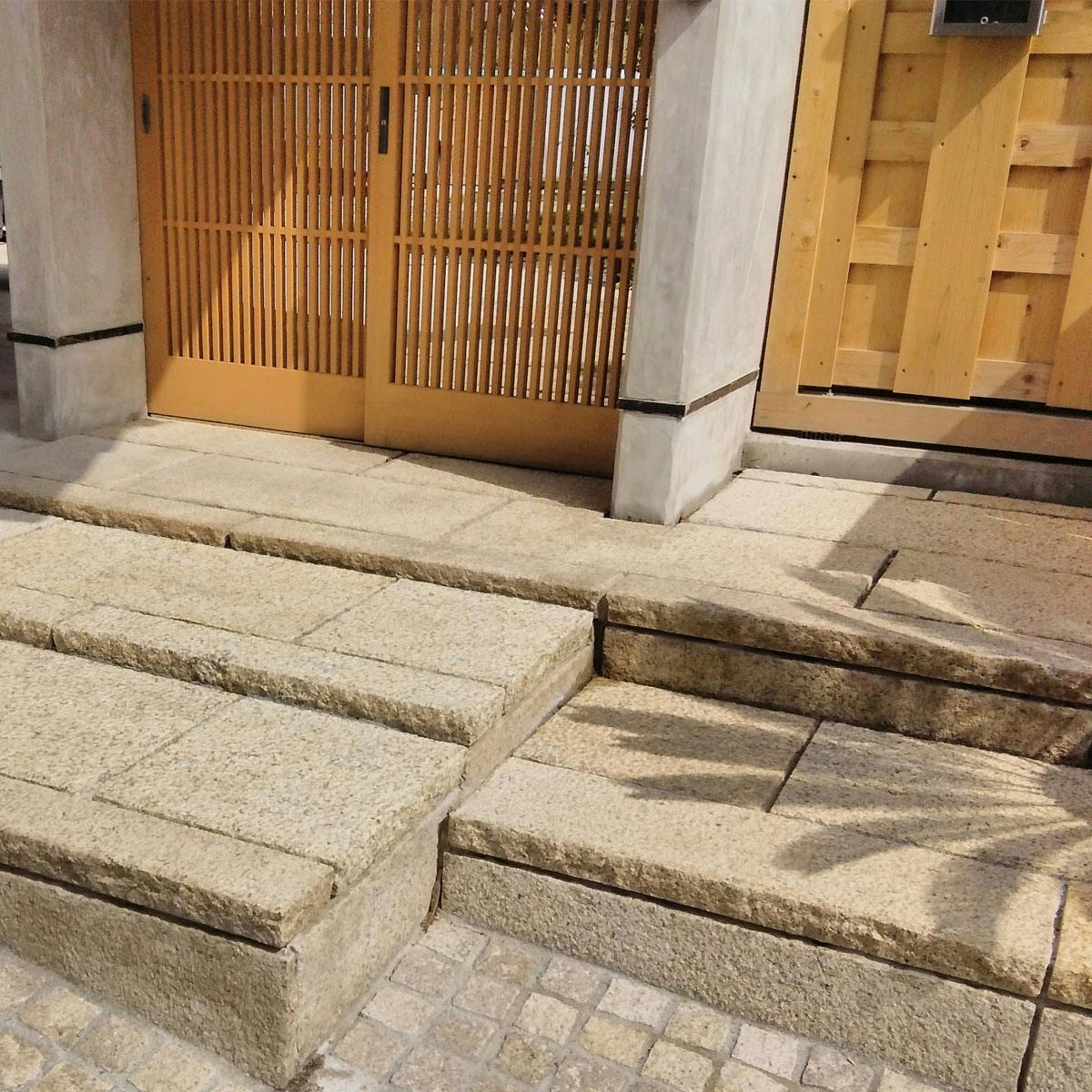 TAIKOH 敷石 錆御影 30×60×5cm 天面ノミキリ 側面割肌 底面切削