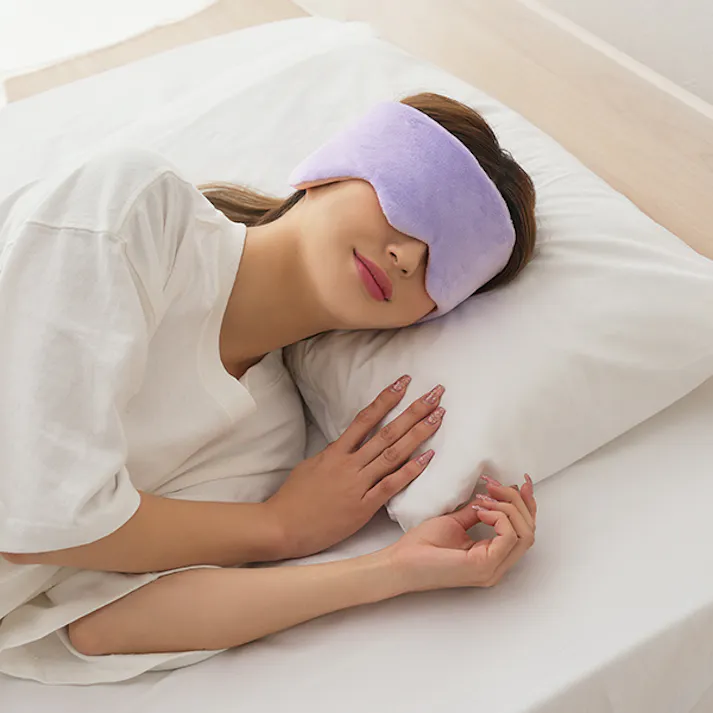 【耳までつつむ リバーシブルアイマスク】 ちあふる あったかフランネルと接触冷感Q-MAX0.38のリバーシブル。耳まで包む大判サイズで安心感と快眠をサポート。マイクロわたの雲のような着け心地。男女兼用サイズ調節可能。丸洗いOKで清潔。安眠 快眠グッズ ギフト JAN:4571414695763