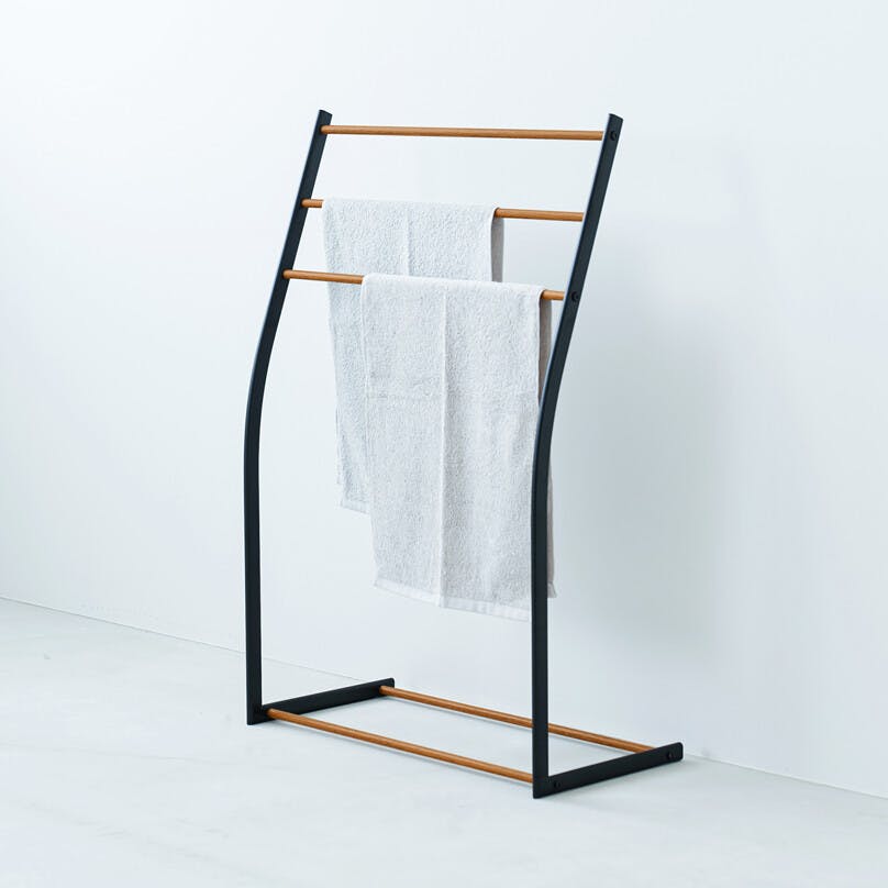 スマートタオルスタンド 【色／ブラック（BK）】 スマートタオルスタンド 収納 タオルハンガー 部屋干し 木目 室内 スリム 軽量 北欧風 モダン ひとり暮らし 【送料込み】 ＃4532947540029 nagai