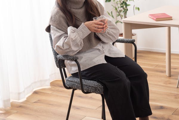 美品【お値下】重圧アームチェア ダイニングチェア ソファチェア 業務用店舗椅子 アームチェア／色：ダークグレー ／ 幅59×奥行63×高さ79×座面高48cm