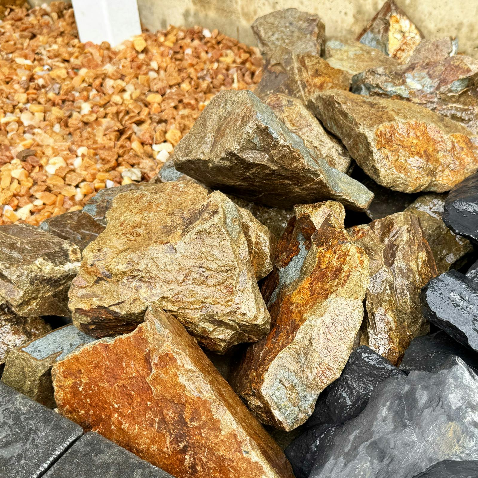 TAIKOH ラスティーブラウン 50-150mm 20kg 20〜35個入り 東京サガン 硬質砂岩 ロック 景石 ブラウン 茶 割栗 中