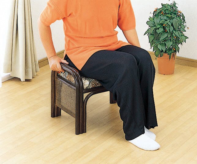 料亭で使用している足が楽な 座椅子２脚セット (美品） 2脚組】籐アーム付らくらく座椅子ハイタイプ 籐 ラタン 座椅子 アーム