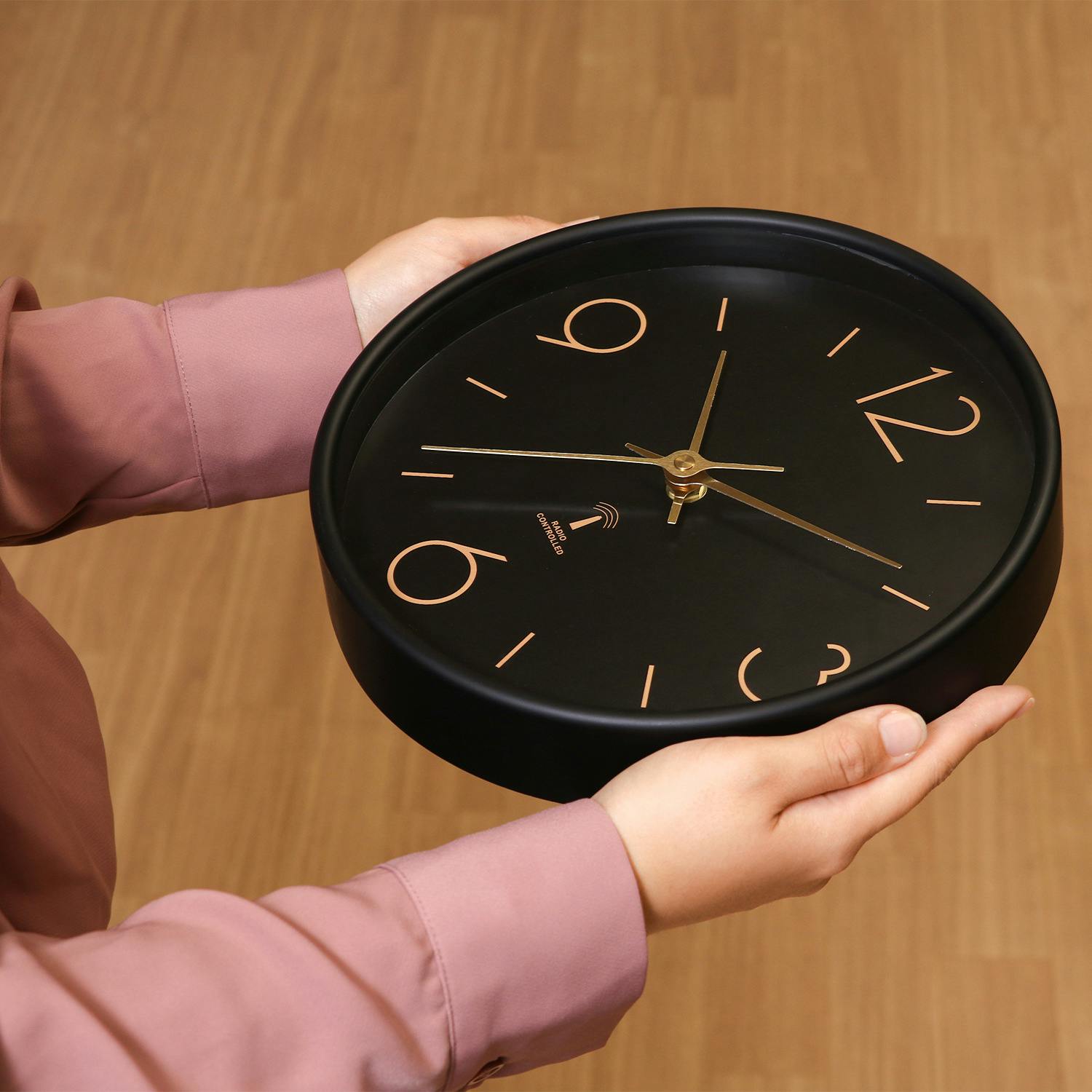 電波掛時計 アリオス Φ25 ブラック 置くだけでハイセンスな空間に