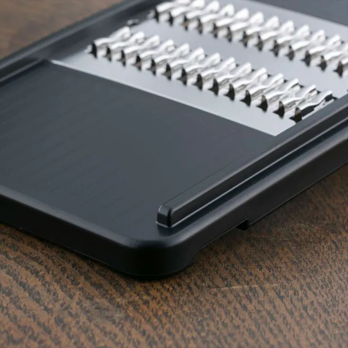 【10点まとめ買い】関孫六 千切り器 細 レギュラー DH-3330 × 10点 早い!快適! 切れ味良く、押し引き両方スピーディーに千切りが出来る特殊クランク刃を採用した千切り器。 【送料込み】