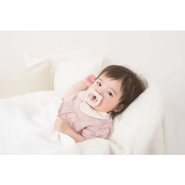 【10点まとめ買い】リッチェル 吸せつラボ おしゃぶり クマ 3カ月から用 ケース付 × 10点 おっぱいのように吸える! おっぱいに似た乳首形状と柔らかい素材により、授乳時と同じように赤ちゃんを落ち着かせる効果が期待できます。 【送料込み】