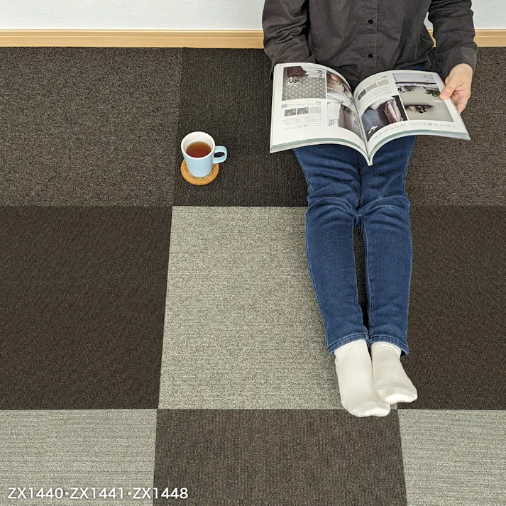 【ケース単位】サンゲツ タイルカーペット ZX 無地柄 1ケース 20枚入 50×50cm 50cm角 正方形 防炎 制電 ペット 無地 パネルカーペット ZX-1440 ZX1440 ブラウン