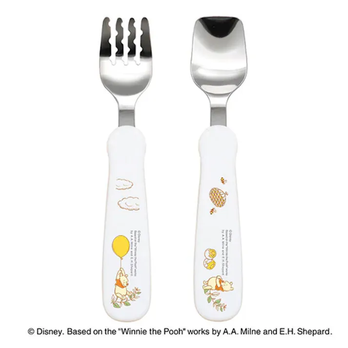 エジソンママ フォーク&スプーン print プー × 1点 具や麺が食べやすい独自の溝・きれいにすくえる平らな面。 握りやすい裏面ラバーグリップ。 【送料込み】