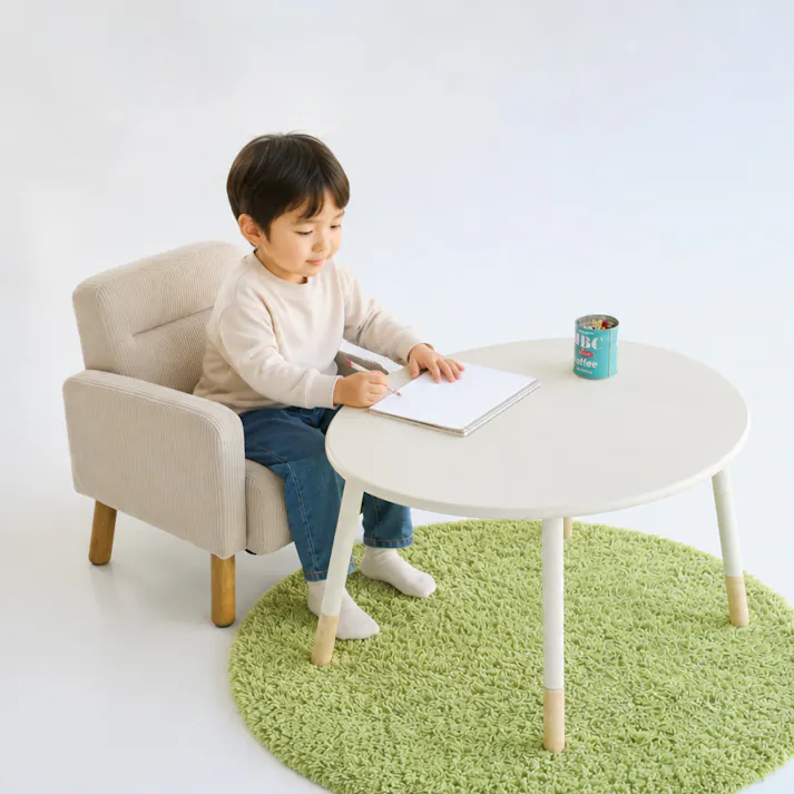 お子さまが安心して使える落ち着いた色で、リビングや子ども部屋に合わせやすいキッズソファ