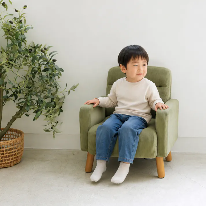 お子さまが安心して使える落ち着いた色で、リビングや子ども部屋に合わせやすいキッズソファ