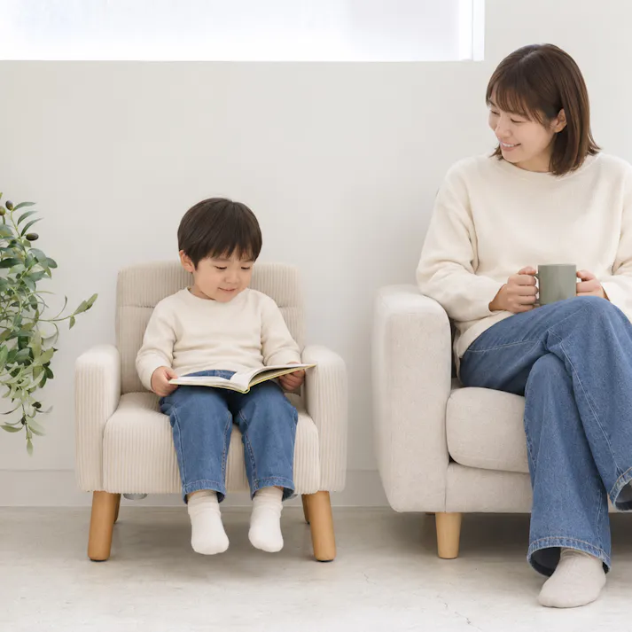 お子さまが安心して使える落ち着いた色で、リビングや子ども部屋に合わせやすいキッズソファ