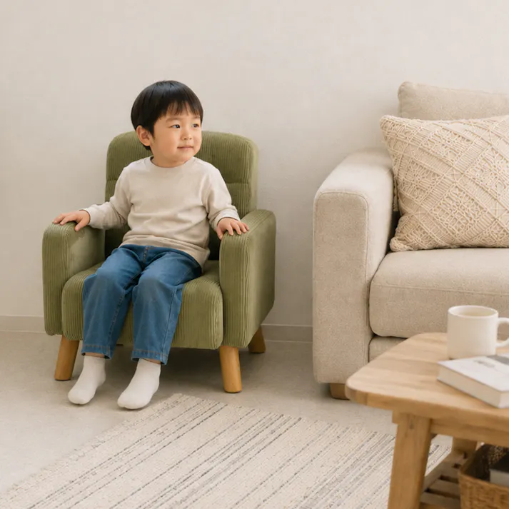 お子さまが安心して使える落ち着いた色で、リビングや子ども部屋に合わせやすいキッズソファ