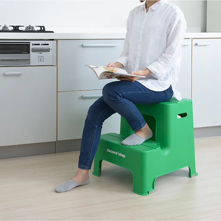 SANKA squ+ サンカ デコラステップ 踏み台 昇降ステップ台 グリーン 2段 広い足のせ部分と滑り止め加工耐荷重100kg 軽量設計 日本製 子供 トイレ 玄関 洗面所 洗車台 足台 キッズ 室内 (幅43.5×奥行48.3×高さ45cm) DS2-DS2-GR-1【別送品】