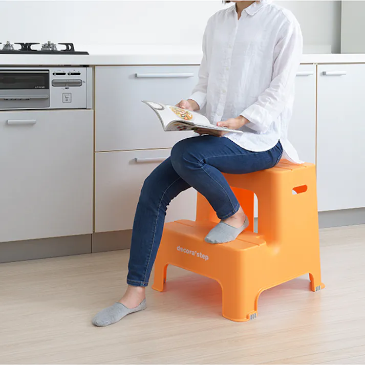 SANKA squ+ サンカ デコラステップ 踏み台 昇降ステップ台 オレンジ 2段 広い足のせ部分と滑り止め加工耐荷重100kg 軽量設計 日本製 子供 トイレ 玄関 洗面所 洗車台 足台 キッズ 室内 (幅43.5×奥行48.3×高さ45cm) DS2-OR-1【別送品】