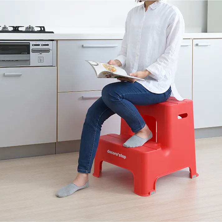 SANKA squ+ サンカ デコラステップ 踏み台 昇降ステップ台 レッド 2段 広い足のせ部分と滑り止め加工耐荷重100kg 軽量設計 日本製 子供 トイレ 玄関 洗面所 洗車台 足台 キッズ 室内 (幅43.5×奥行48.3×高さ45cm) DS2-RE-1【別送品】