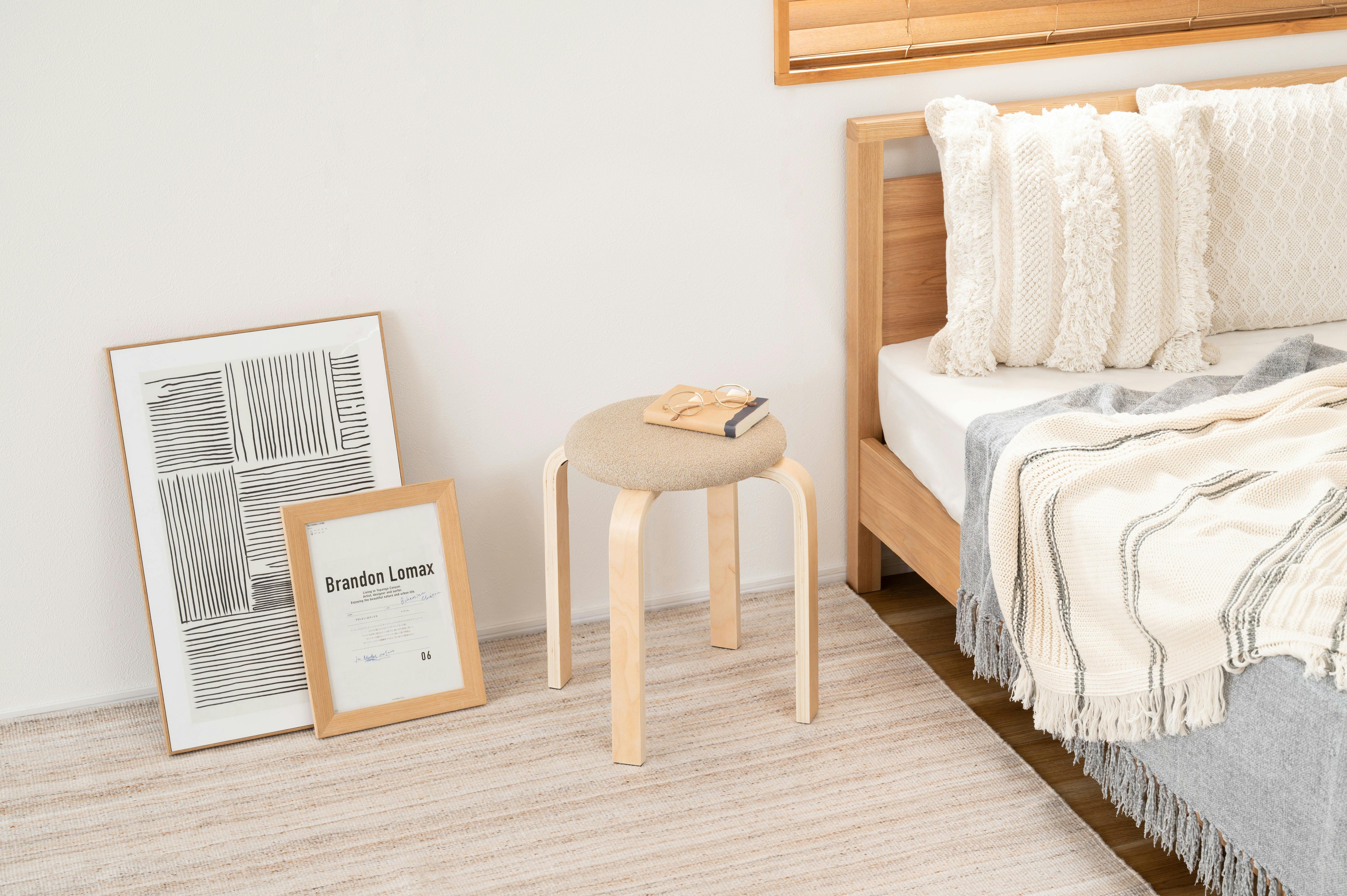 ROOM ESSENCE（ルームエッセンス）のパイン材バーニースツール。カントリー調でナチュラルテイストのインテリアとの相性抜群！コンパクトな木製椅子は玄関やちょっとしたスペースの腰掛けにも♪ ROOM ESSENCE（ルームエッセンス）のパイン材バーニースツール
