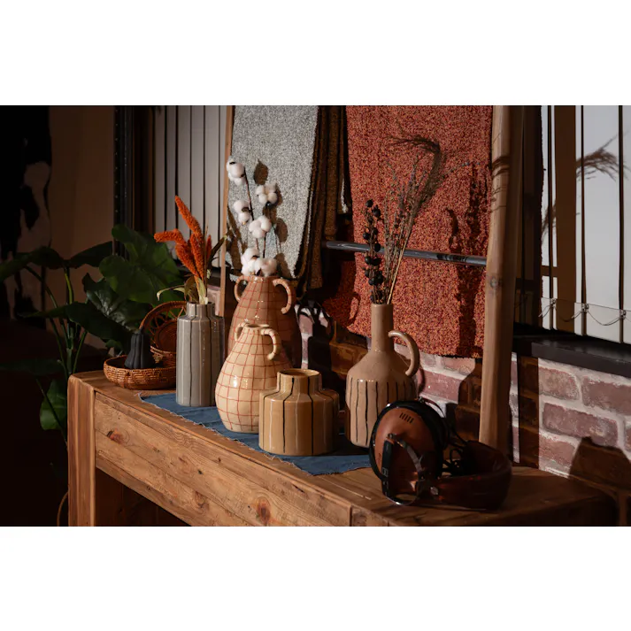 Room Essence フラワーベース W19.5×D16×H29 ブラウン 完成品 花瓶 花びん フラワースタンド 陶器 北欧 シンプル 艶 生花 枝物 卓上 床置き 陶器製 和モダン レトロ ベーシック インテリア 寝室 リビング 玄関 廊下 CLY-76BR【別送品】