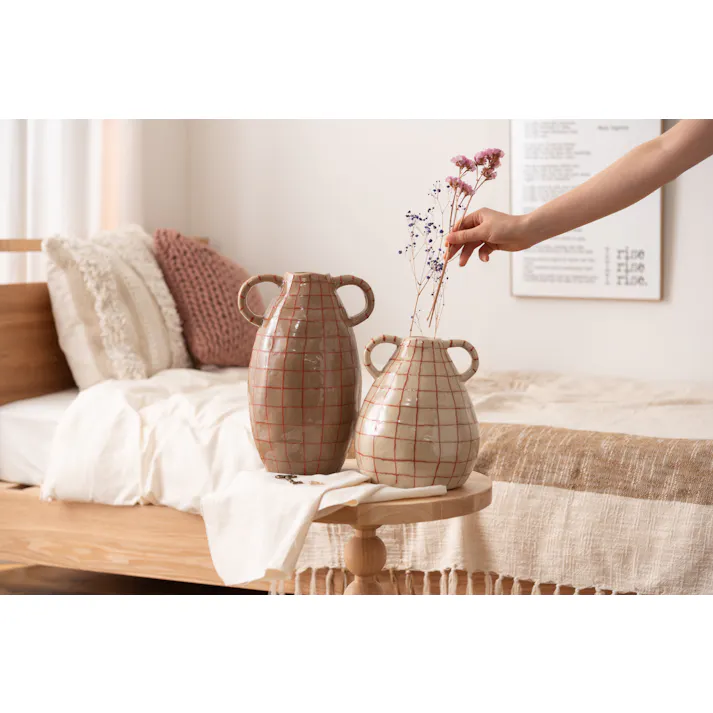 Room Essence フラワーベース W19.5×D16×H29 ブラウン 完成品 花瓶 花びん フラワースタンド 陶器 北欧 シンプル 艶 生花 枝物 卓上 床置き 陶器製 和モダン レトロ ベーシック インテリア 寝室 リビング 玄関 廊下 CLY-76BR【別送品】