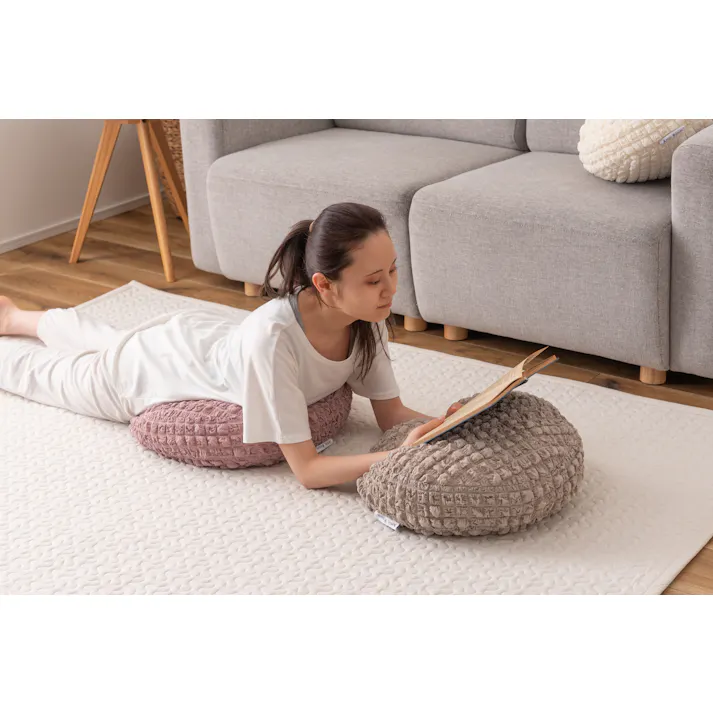 Room Essence 冷感ラウンドクッション 約W38×D38×H7 ピンク 完成品 接触冷感 ポップコーン生地 かわいい 韓国インテリア 北欧 もちもち 夏 ひんやり ニュアンスカラー くすみカラー ラウンド 丸型 丸 円形 ポコポコワッフル生地 GLK-202PK【別送品】