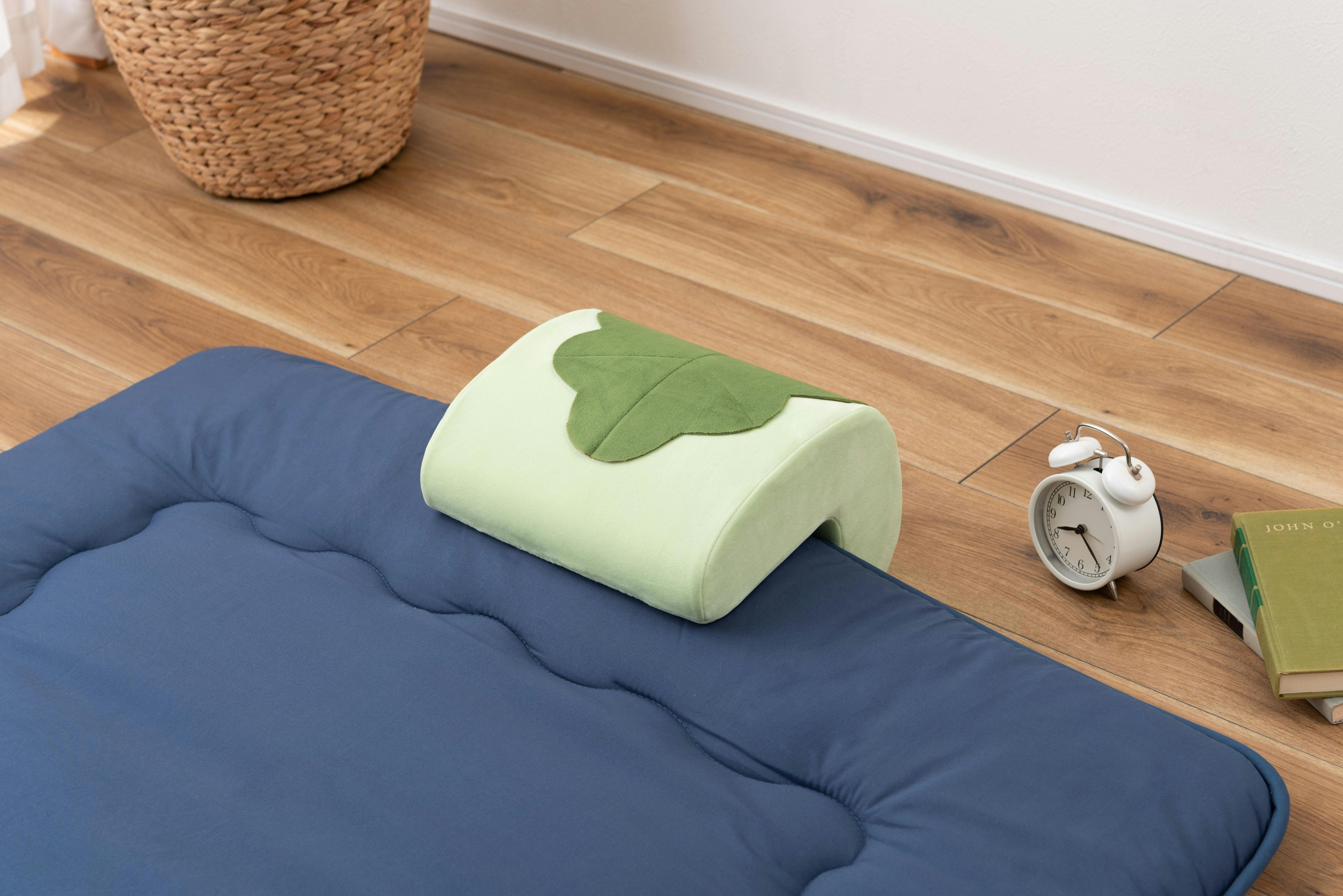 Room Essence 挟んで使えるクッション W30×D25×H19 グリーン 完成品 腰