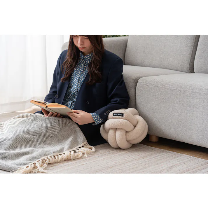 Room Essence もちもちボールクッション 約W25×D25×H25 ベージュ 完成品 韓国 おしゃれ かわいい フロアクッション 結び目 ロープ インテリア 雑貨 北欧 柔らかい ベージュ GLK-212BE【別送品】