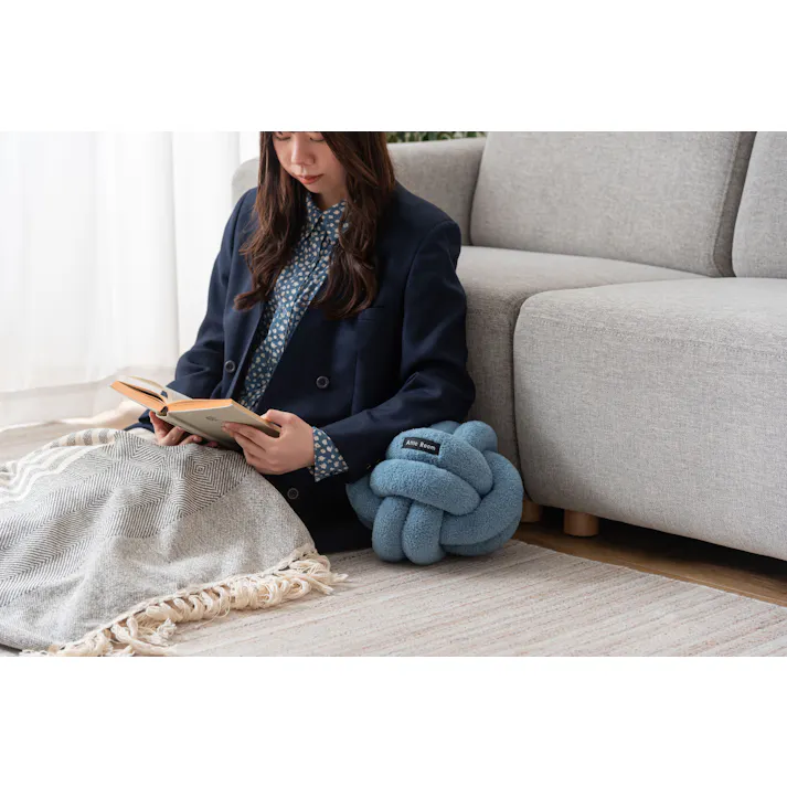 Room Essence もちもちボールクッション 約W25×D25×H25 ブルー 完成品 韓国 おしゃれ かわいい フロアクッション 結び目 ロープ インテリア 雑貨 北欧 柔らかい ベージュ GLK-212BL【別送品】