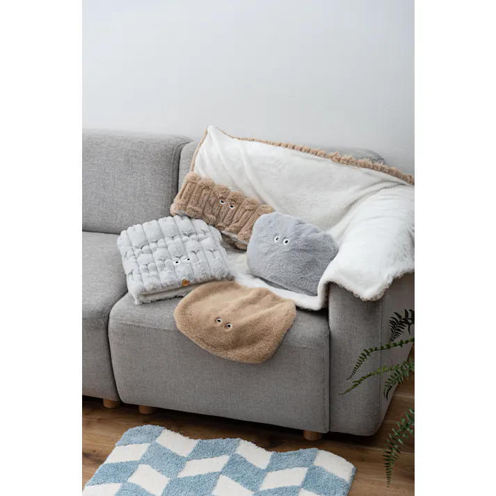 Room Essence USBブランケット 約W100×D70×H2 グレー 完成品 ブランケット あったかグッズ 冷え性対策 ポコポコ ポケット付き コンパクト かわいい おめめ 目 個性的 ヒーター クッション 収納 洗濯 グレー GLK-220GY【別送品】