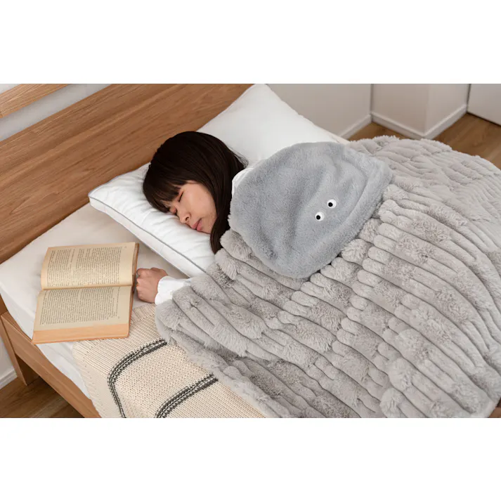 Room Essence USBブランケット 約W100×D70×H2 グレー 完成品 ブランケット あったかグッズ 冷え性対策 ポコポコ ポケット付き コンパクト かわいい おめめ 目 個性的 ヒーター クッション 収納 洗濯 グレー GLK-220GY【別送品】