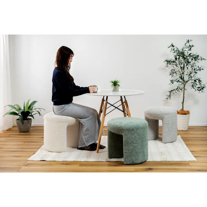 Room Essence スツール W47×D47×H46 ホワイト 完成品 丸椅子 ラウンド チェア イス 腰掛 円形 ブークレ生地 背もたれなし アームレス シンプル 無地 おしゃれ オットマン 1人掛け 簡易椅子 来客 サイドテーブルリビング 玄関 いす 北欧 PC-820WH【別送品】