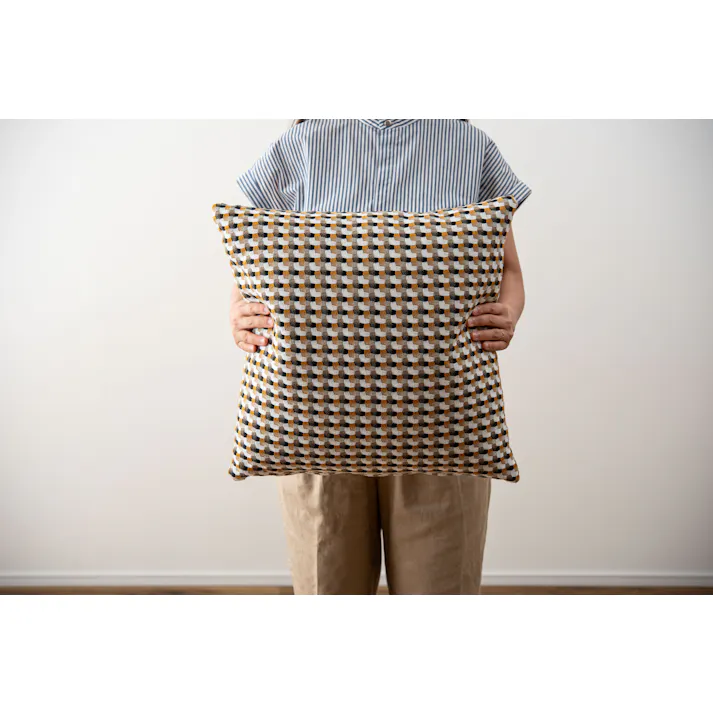 Room Essence クッション 約W45×D45×H16 イエロー 完成品 フェザー 正方形 幾何学柄 ニュアンスカラー ソファ 背あて シンプル モダン 北欧 かわいい おしゃれ 韓国 VC-10YE【別送品】