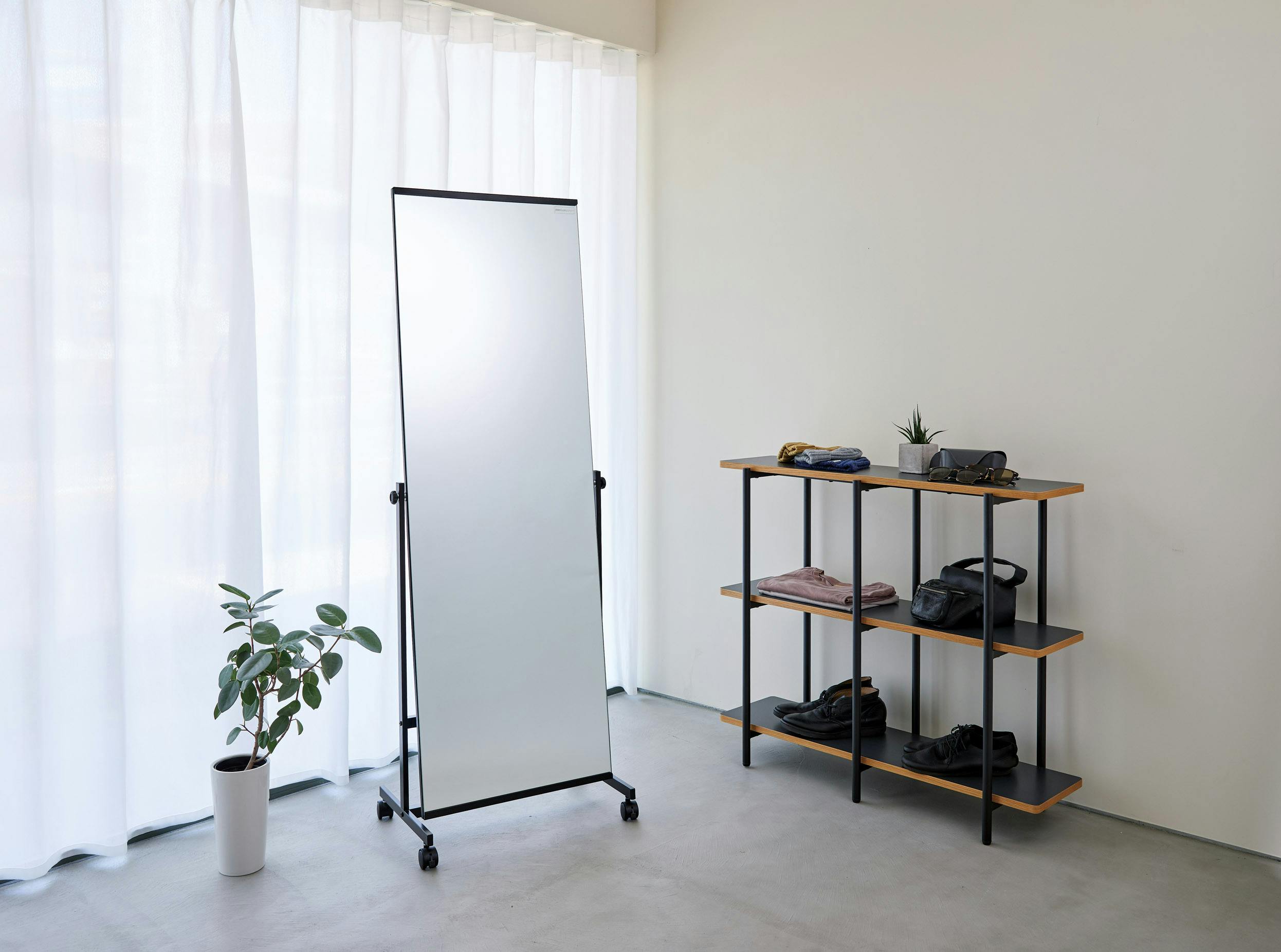 スタンドミラー ブラック 突っ張り棒付き　姿見 イケア（IKEA） 全身鏡 スタンドミラー 全身ミラー 姿見 鏡 ミラー 幅