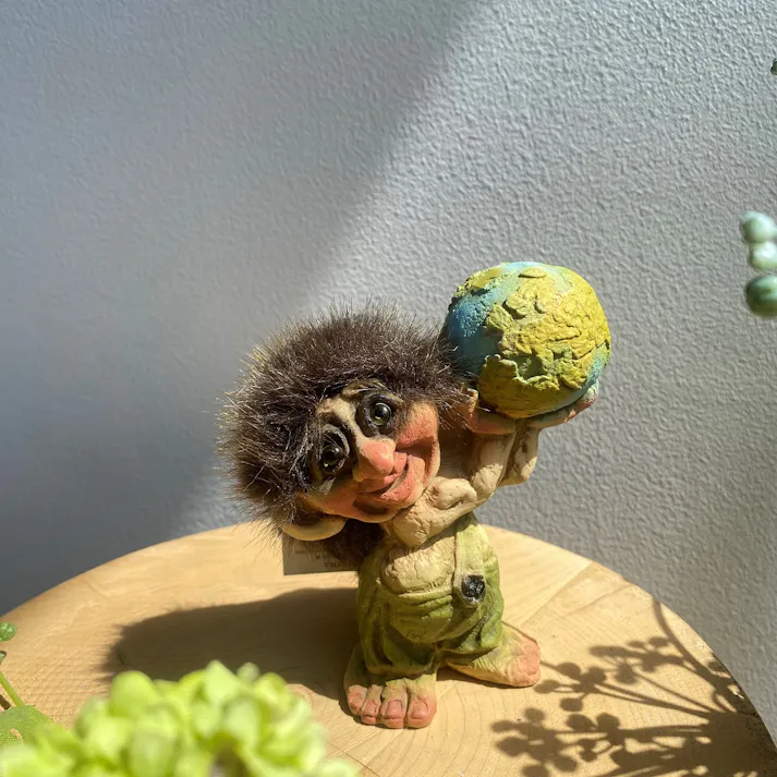 NyForm Troll 地球儀とトロールボーイ 人形 北欧妖精 BF016【別送品】