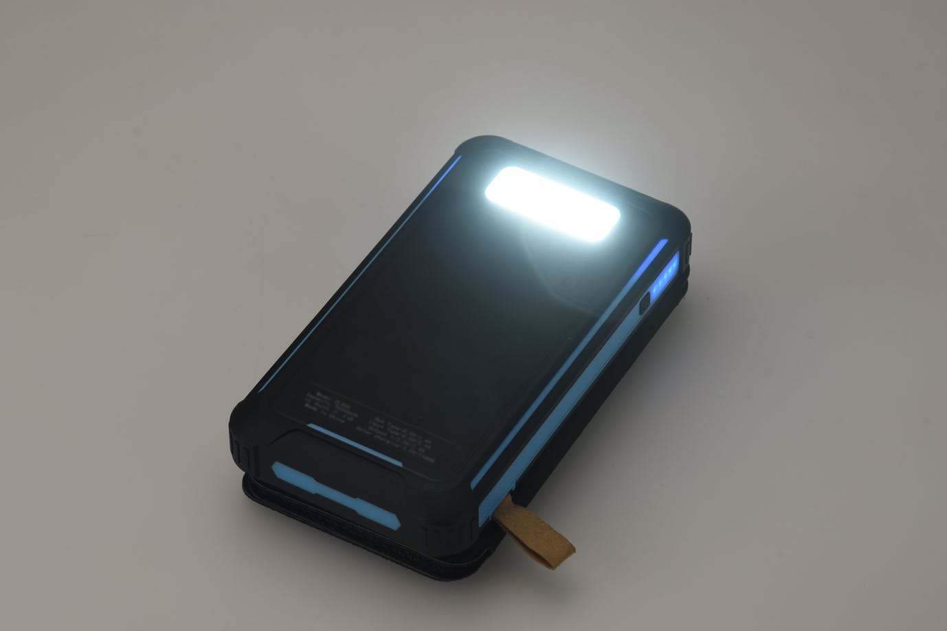 4連ソーラーパネルつきソーラーチャージャー　新品 4連ソーラーパネル付きソーラーチャージャー – [STG]エバートラスト